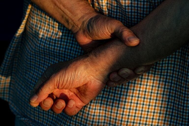 Como podemos ajudar? 14 An intimate and emotional depiction of elderly hands conveying care and warmth.