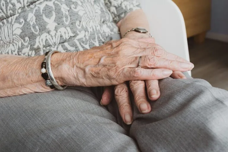 BPC LOAS para idosos: requisitos de idade e renda familiar 6 hands, old, old age, senior citizens, vulnerable, concern, old person, elderly, retirement