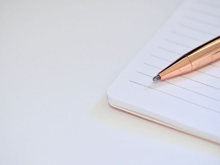 Resultados 14 A sleek pen placed on a notebook, symbolizing productivity and planning.