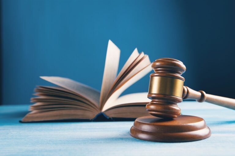 Calunia nas redes sociais: como agir diante de acusacoes falsas online 2 judges gavel and open book on table