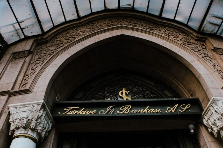Como podemos ajudar? 10 Elegant entrance of Türkiye İş Bankası with architectural details in Istanbul.