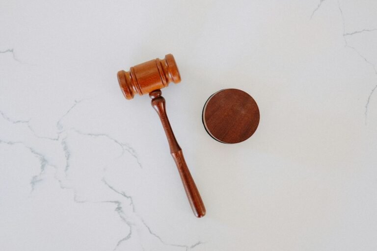 Cobranca vexatoria de divida: limites legais e direito a indenizacao 7 wooden gavel and block on marble
