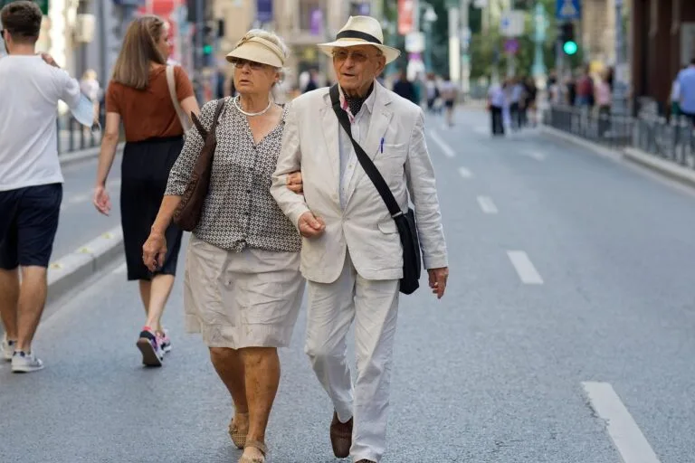 elderly couple, walking, city, street, city life, elderly couple, elderly couple, elderly 
