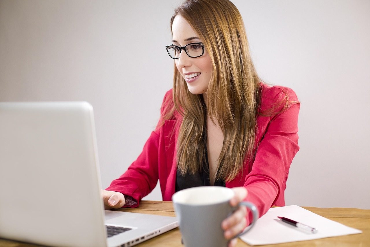 Como ler o CNIS e identificar vinculos e contribuicoes que faltam no extrato 1 company, business, worker, autonomous, desk, laptop, smile, girl, woman, business, worker,