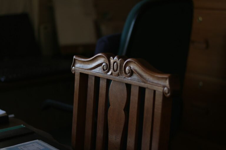 Como ler um contrato de honorarios antes de assinar 14 brown wooden armless chair inside room