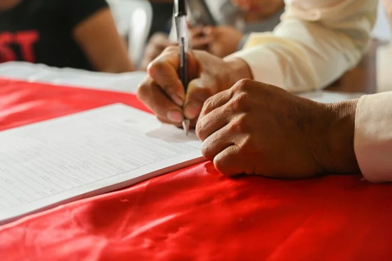 Como pedir indenização ao poder público por um dano que você sofreu 3 a person writing on a piece of paper