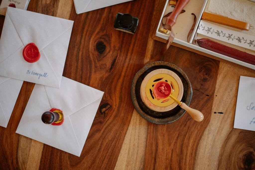 Como recorrer de uma multa administrativa 1 Flat lay of vintage style envelopes with wax seals, stationery, and sealing tools on a wooden surface.