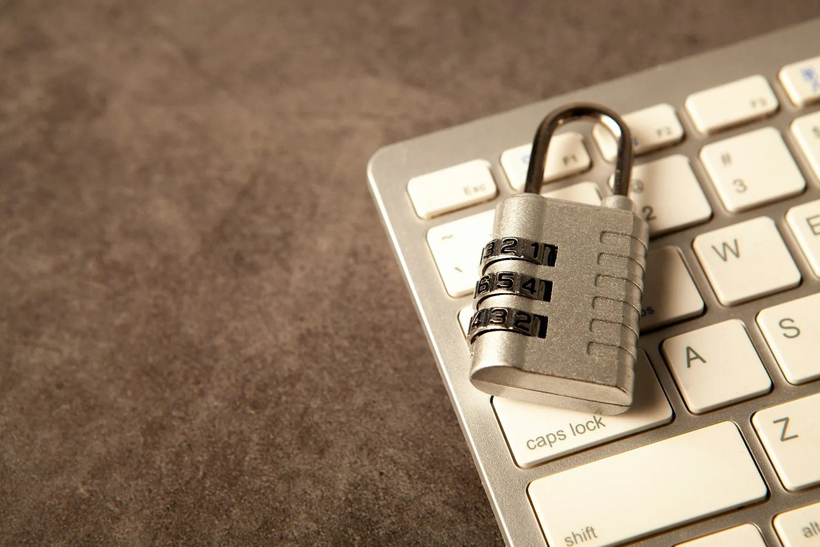 Compartilhamento de dados com terceiros: o que a empresa pode repassar a parceiros 1 A padlock rests on a computer keyboard.