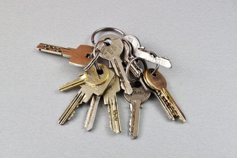 Compra de imovel na planta: cuidados antes de assinar e direitos em caso de atraso 3 key, keychain, door key, house keys, close up, locking system, beard key, close, shut off,
