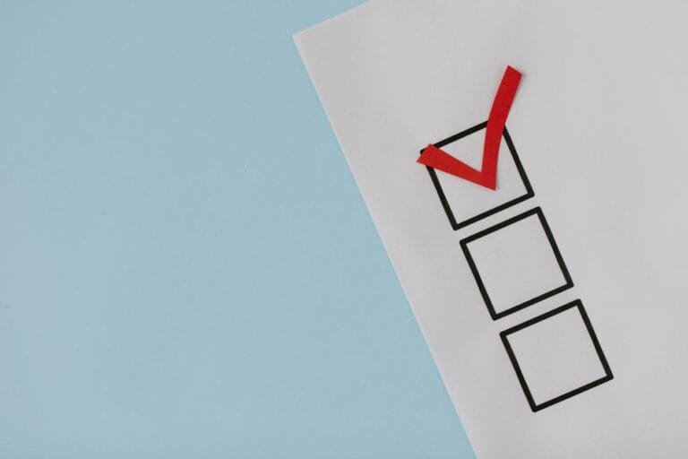 Como podemos ajudar? 6 A simple white paper checklist with one red checkmark, ideal for concepts like completion or approval.