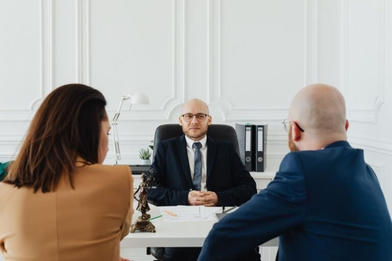 Conflito de interesses na advocacia: como a ética protege quem contrata 7 Lawyer meeting with clients in a formal office setting for legal consultation.