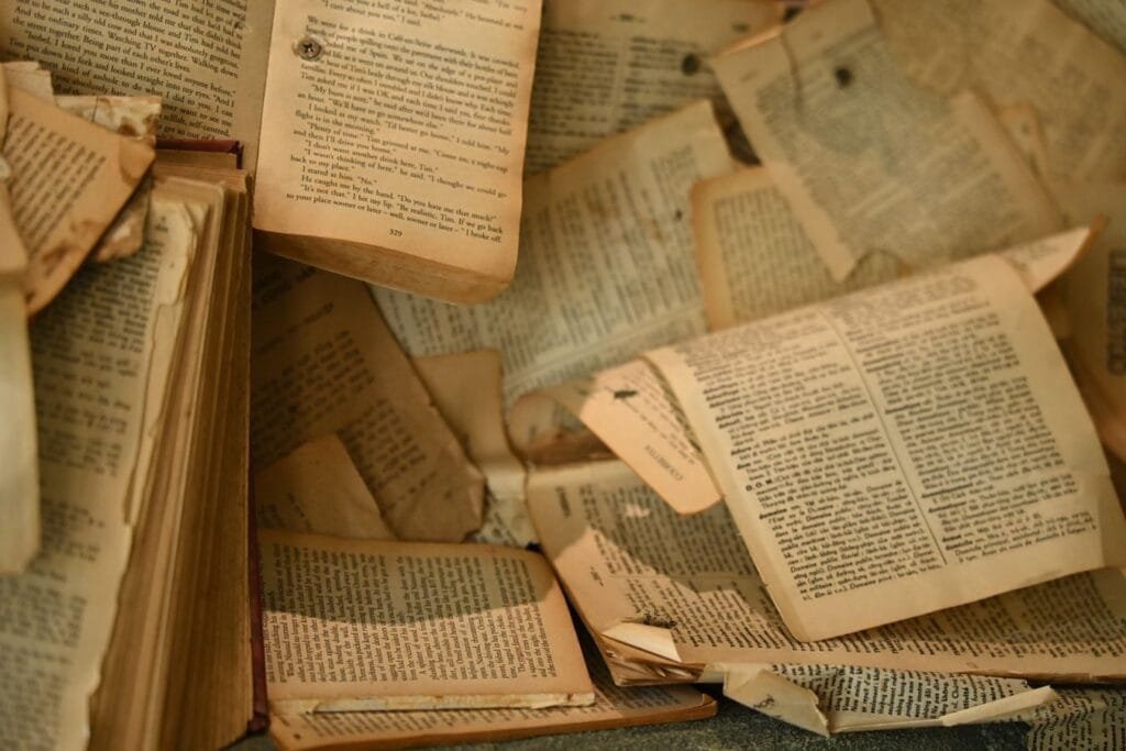 A viagem da família Andrade virou transtorno — e o direito foi restabelecido 1 A collection of aged, open books with partially torn pages create a nostalgic atmosphere.