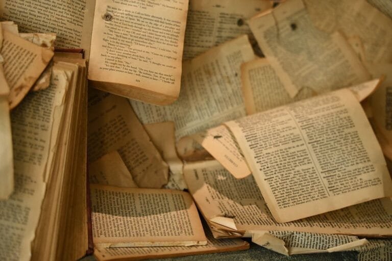 Resultados 5 A collection of aged, open books with partially torn pages create a nostalgic atmosphere.
