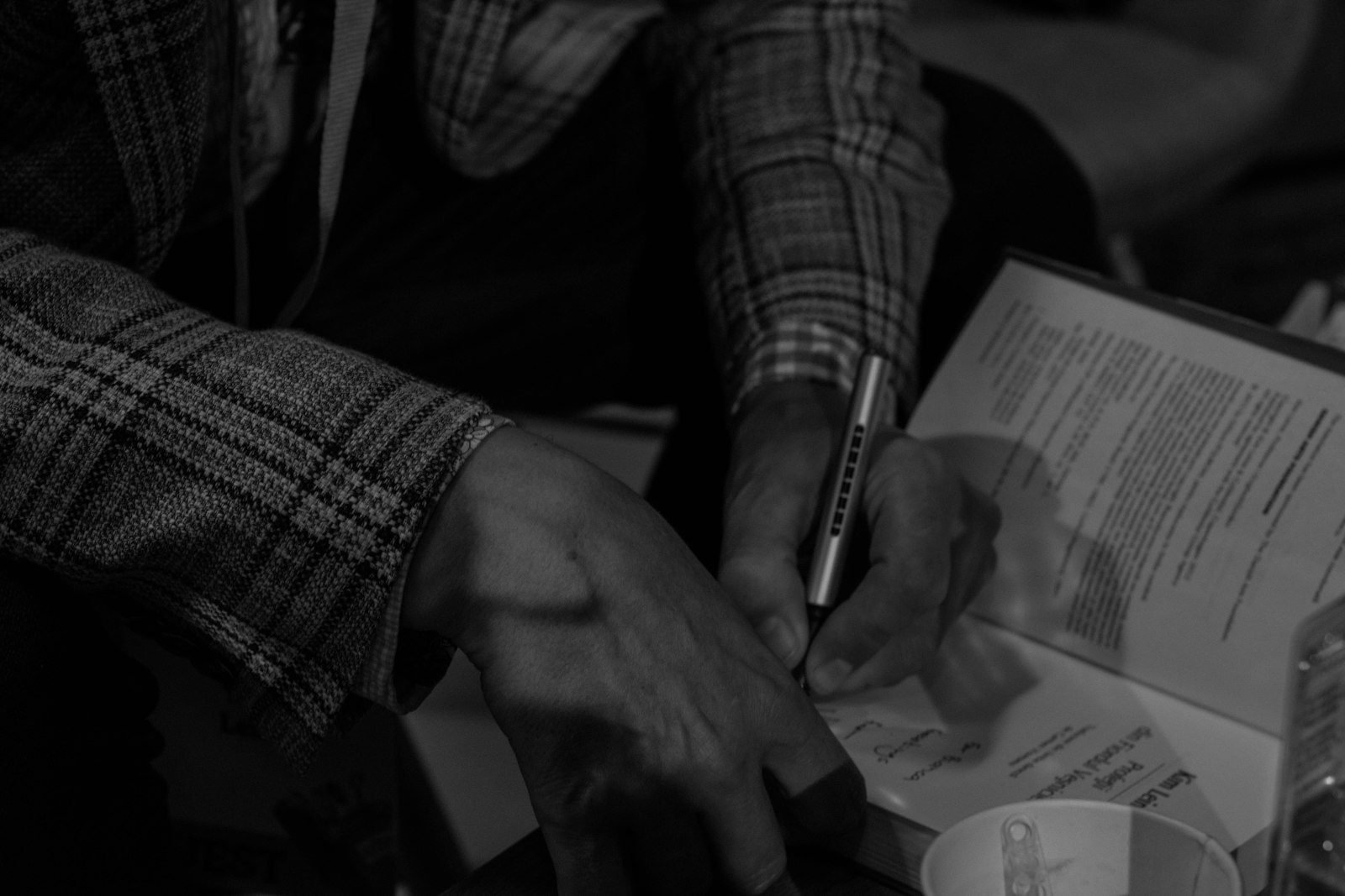 Cotas raciais em concursos: heteroidentificacao e seguranca juridica 1 grayscale photo of person writing on paper