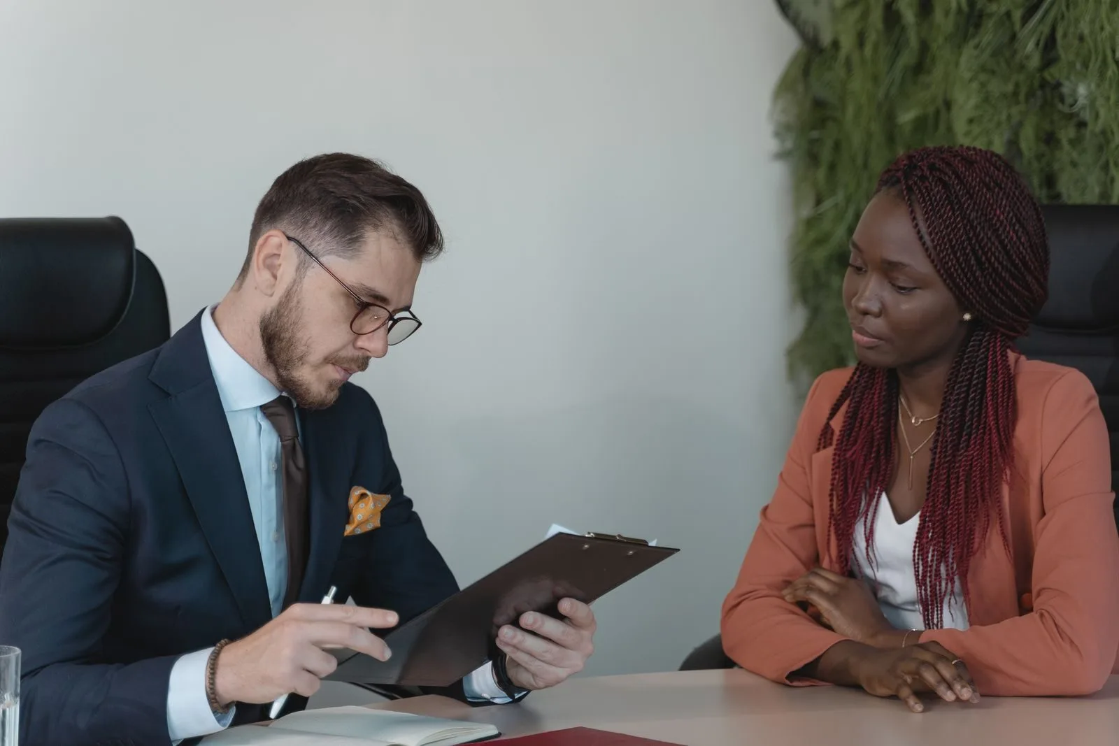 Cotas raciais em concursos: heteroidentificação e segurança jurídica 1 A man and woman engaging in a job interview in a modern office setting.