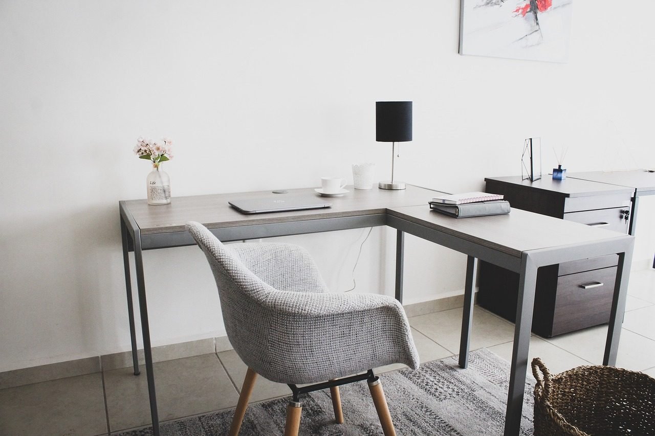 Culpa e dolo: a diferenca que define a gravidade de um crime 1 workplace, workspace, home office, office, desk, laptop, table, work at home, wfh, work fr