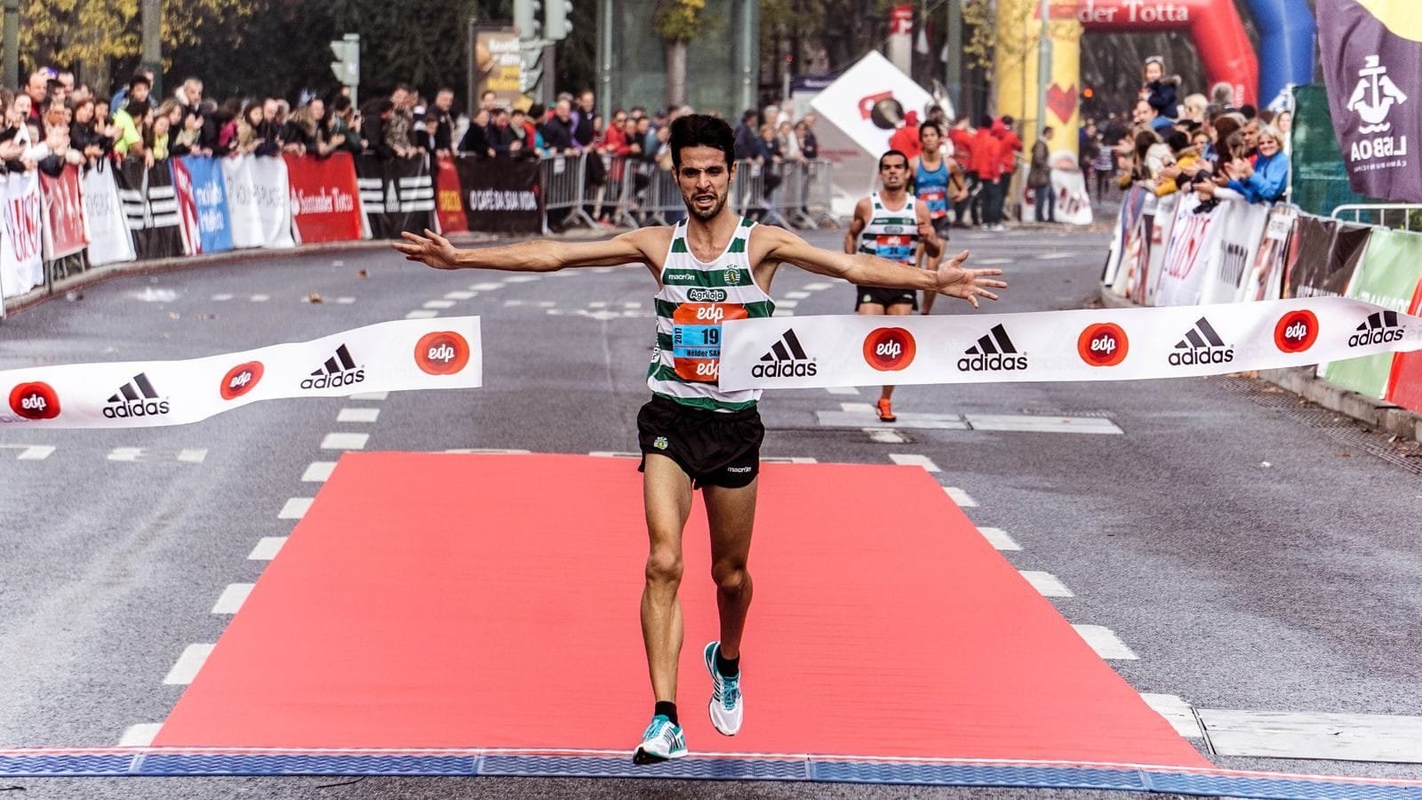 Cumprimento de sentença: ganhar a causa é só metade do caminho 1 A triumphant marathon winner crosses the finish line, embodying athletic success.