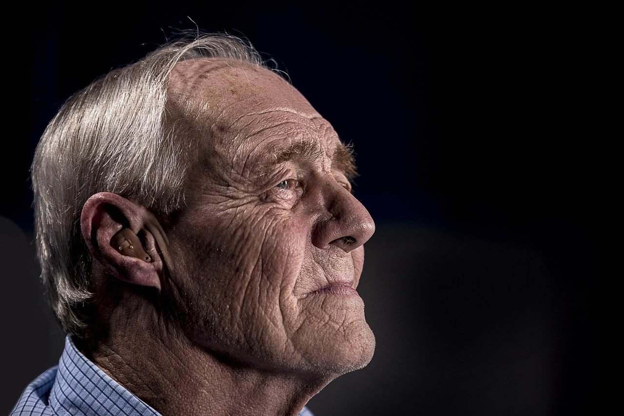 Dataprev desliga último mainframe e reduz processamento da folha de benefícios do INSS de 96 para 48 horas 1 adult, elderly, face, man, old, person, side view, black elderly, black old, elderly, elde
