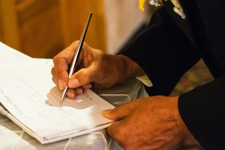 Defesa e recurso administrativo: como contestar uma decisão do poder público 3 person writing on notebook