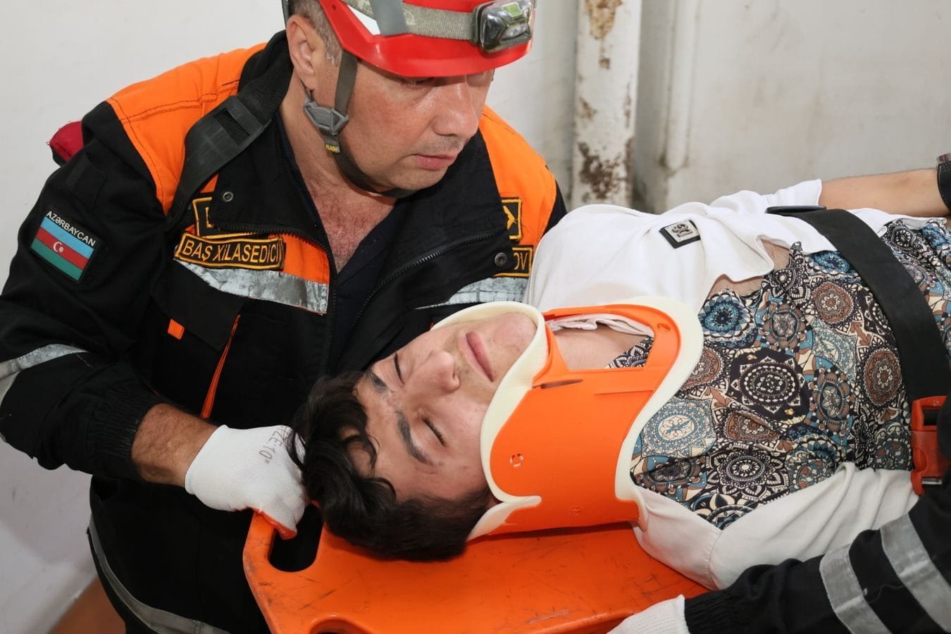 Depósitos do FGTS no afastamento acidentário do bancário 1 Emergency responder aids a person with a neck brace during a rescue operation indoors.