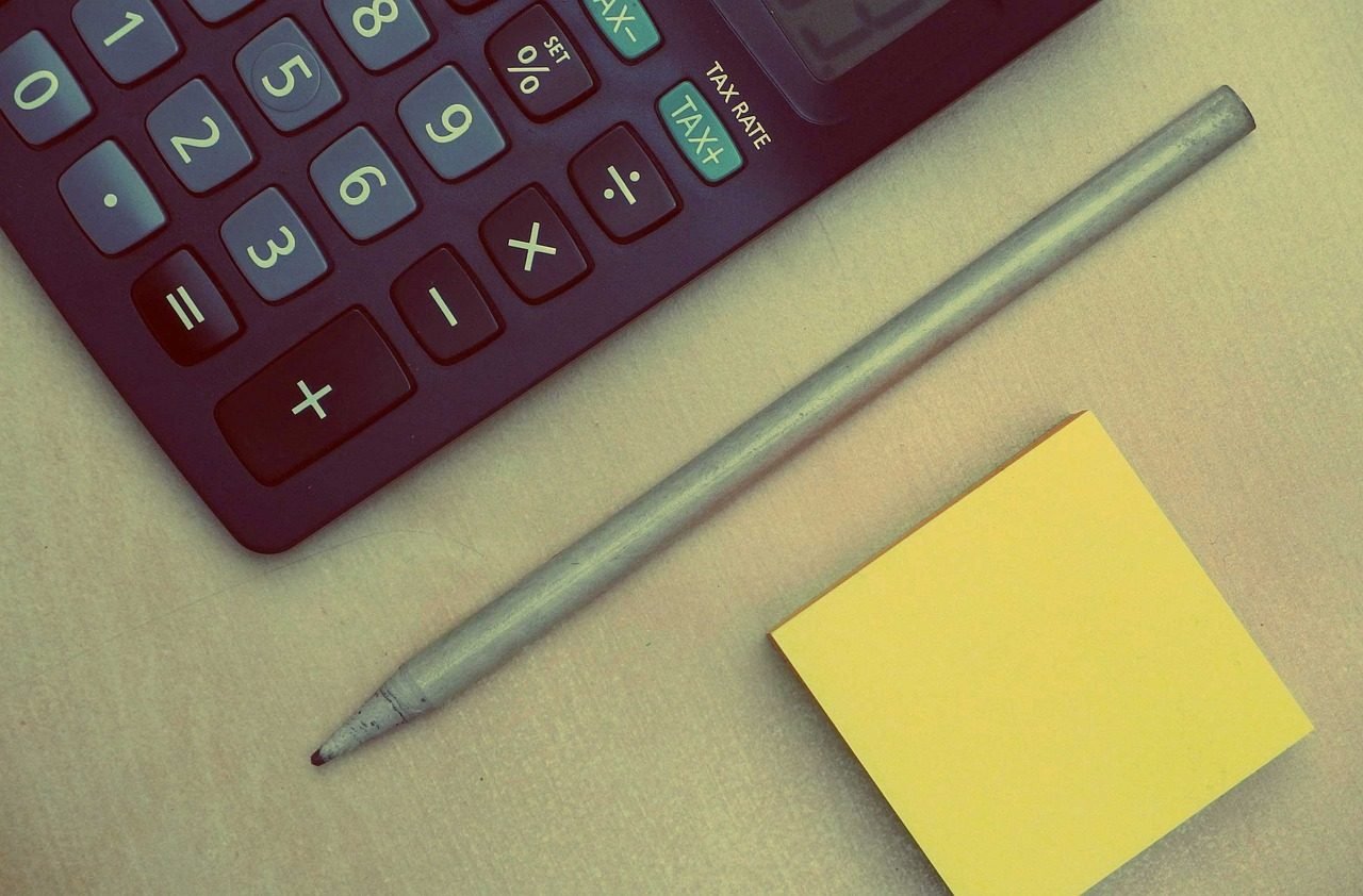 calculator, numbers, accounting, finance, pen, post-it notes, business, office, desk, calc