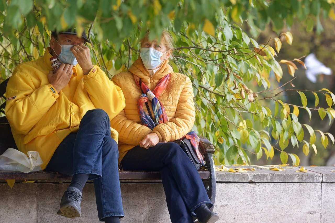 Direito adquirido e regra antiga: quando a lei anterior ainda protege 1 elderly couple, park, pandemic, face masks, autumn, park bench, caucasian, couple, elderly