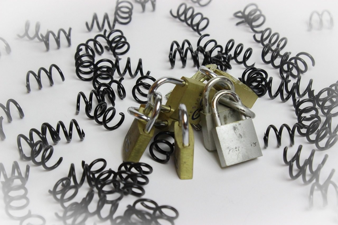Direito ao esquecimento na internet: ate onde ele realmente vai 1 padlock, chains, privacy, security, safety, lock, protect, locked, steel, protection, gray