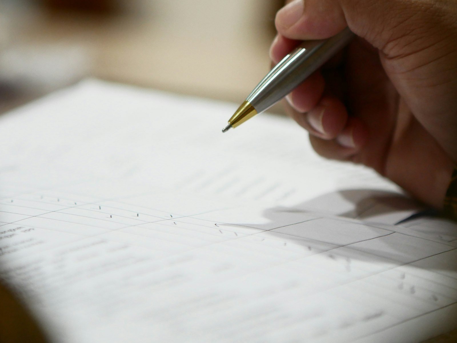 Direito de arrependimento: quando voce pode desistir de uma compra 1 a hand holding a pen