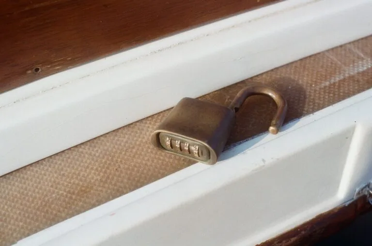 Empresa quer adotar IA: cuidados jurídicos antes de começar 4 High angle of metal detachable padlock with numbers placed on boat in sunlight
