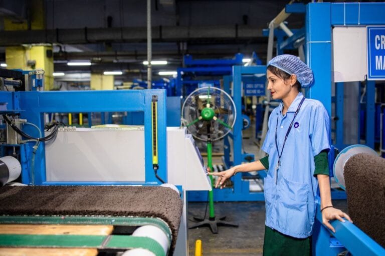 Estabilidade pré-aposentadoria do bancário na norma coletiva 4 Female worker managing textile machinery in a modern factory setting, highlighting industr