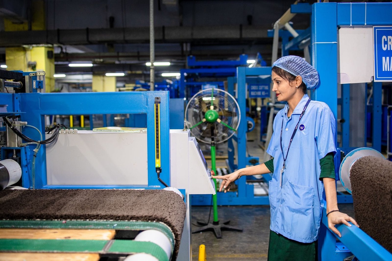 Estabilidade pré-aposentadoria do bancário na norma coletiva 1 Female worker managing textile machinery in a modern factory setting, highlighting industr