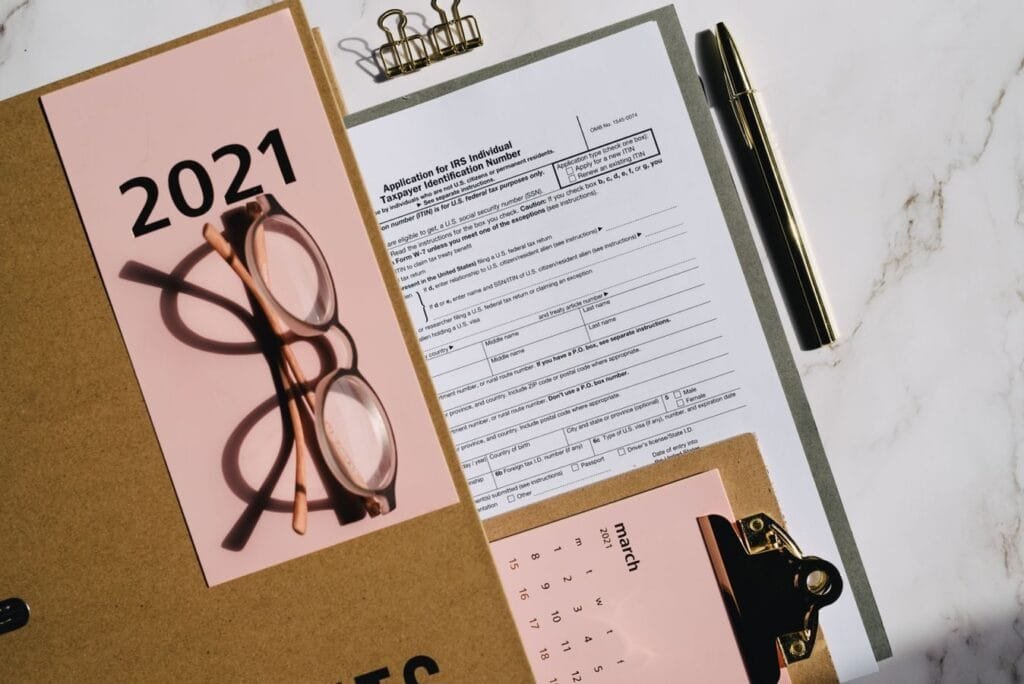 Extravio de bagagem em voo: companhia aérea responde de forma objetiva por danos morais e materiais 1 Flat lay of tax forms, calendar, and glasses for 2021 financial planning.