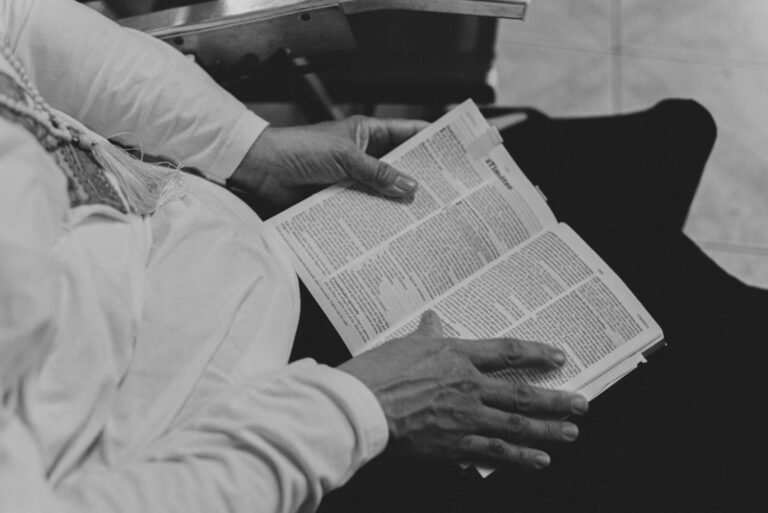 Governo Federal abre prazo para adesão ao acordo de ressarcimento de descontos indevidos no INSS 2 a black and white photo of a person reading a book