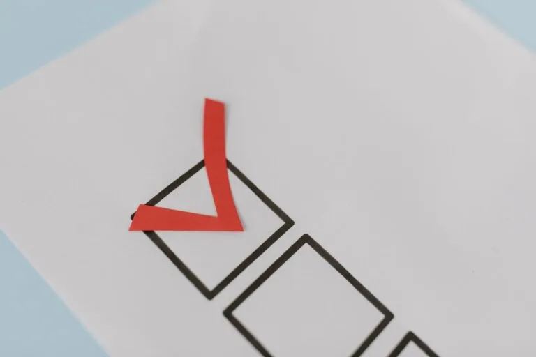 Habilitação na licitação: documentos que costumam derrubar a proposta 2 Close-up of a red check mark on a crisp white paper with black boxes, symbolizing completion.