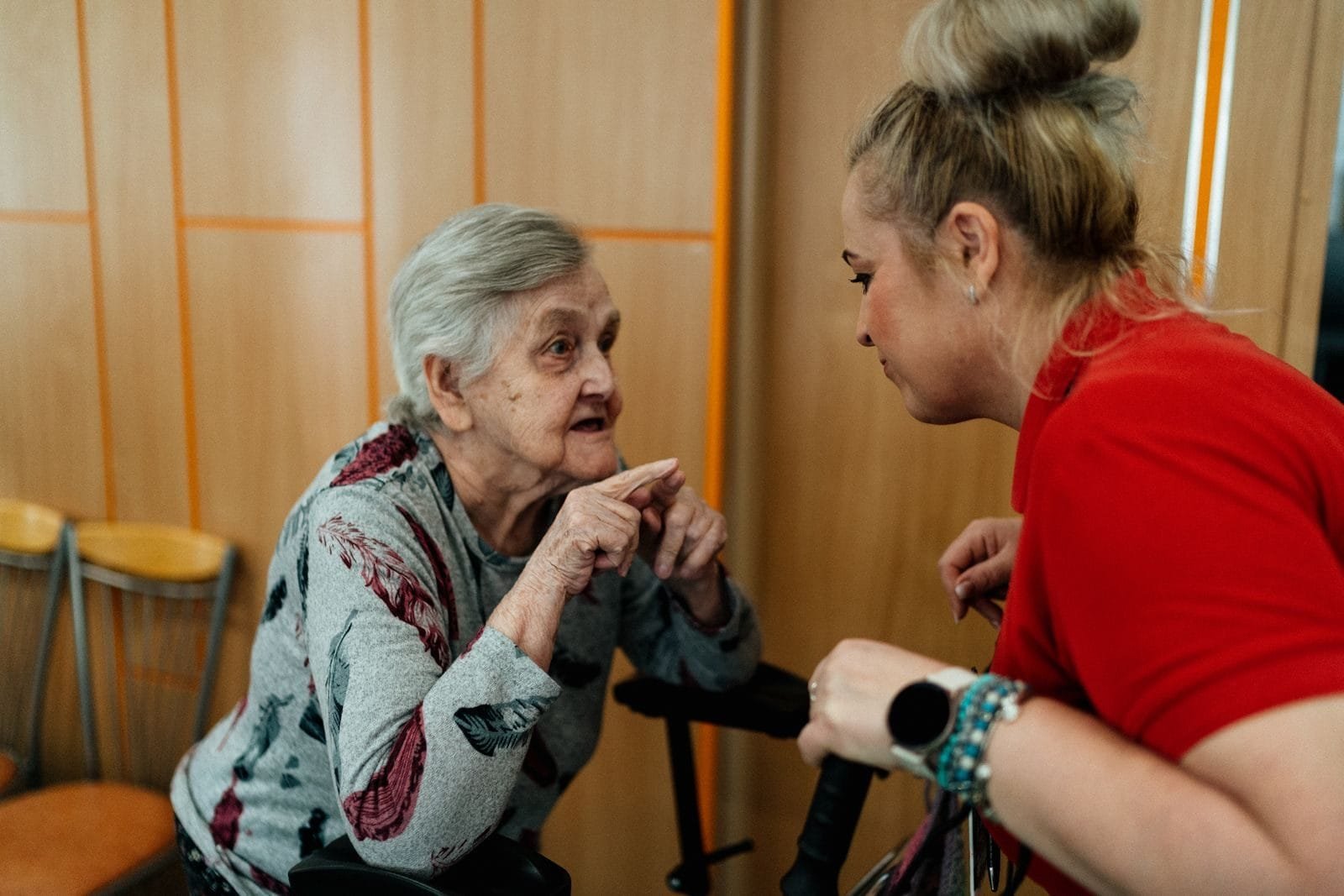 INSS Faz 530 Atendimentos em Campo Grande no Governo na Rua 1 Elderly woman and caregiver in conversation inside a room in Karviná, Česko.