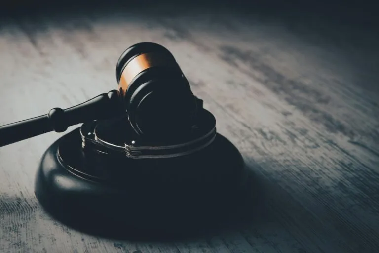 Inteligência artificial no direito: ferramenta de apoio, nunca substituta do critério humano 4 a judge's gaven on a wooden table