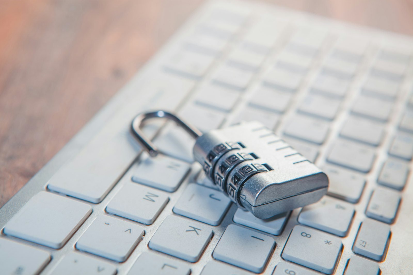 Invadiram meu e-mail ou minhas redes sociais: medidas imediatas 1 A combination lock rests on a computer keyboard.