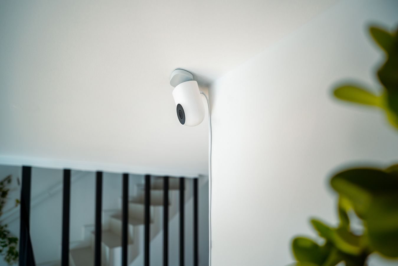 Invasao de privacidade: imagens e dados expostos sem autorizacao 1 A sleek security camera installed indoors, demonstrating modern surveillance technology.