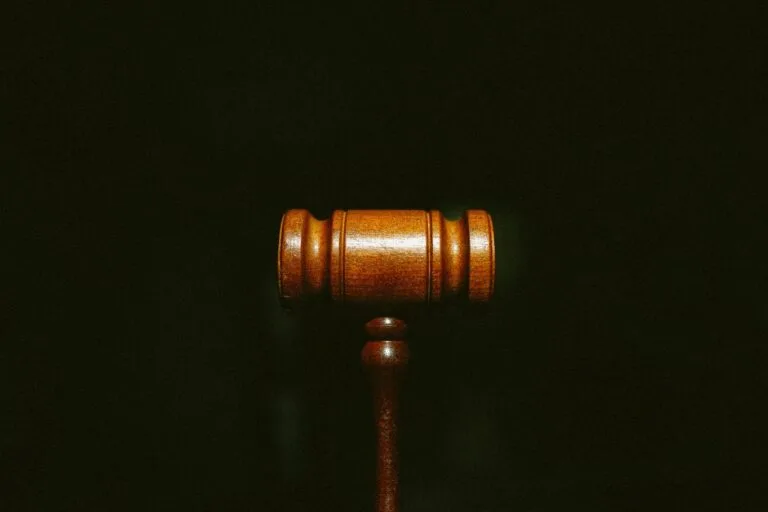 Juizados especiais: como resolver causas menores de forma rápida e simples 13 brown wooden stand with black background