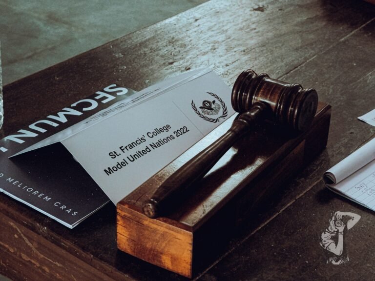 Justica estadual ou federal: onde sua causa deve correr 4 a gun on a table