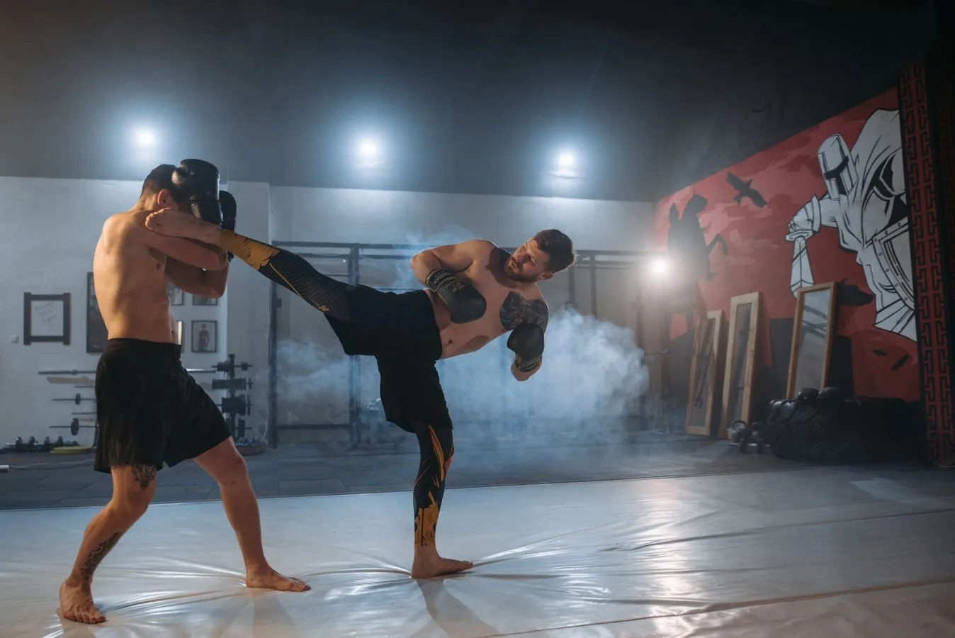 Legítima defesa: quando a reação do cidadão deixa de ser crime 1 Two male fighters practice kickboxing techniques in a gym, emphasizing strength and agility.
