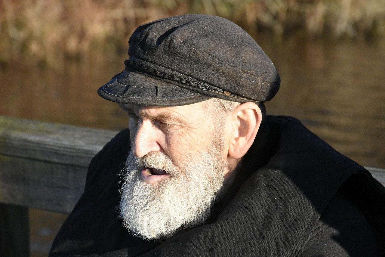 Lei 15.327/2026 proíbe descontos associativos em benefícios do INSS e passa a exigir autorização por biometria para o consignado 1 man, beard, elderly, person, male, old, face, senior