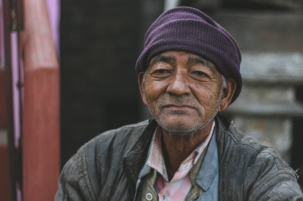 Lei 15.327/2026 veda descontos de mensalidades associativas em beneficios do INSS e obriga restituicao integral em ate 30 dias 1 man, homeless, elderly, old, senior, poverty, human, person, beard, homeless, homeless, ho