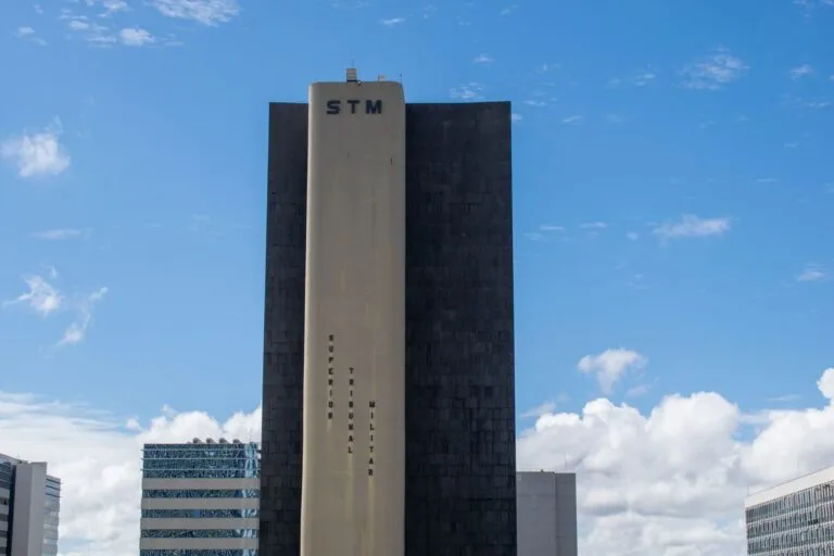 Lei 8.112/1990: Regime Jurídico dos Servidores Federais 7 View of the Superior Tribunal Militar building in Brasilia, showcasing modern architecture under a clear blue sky.