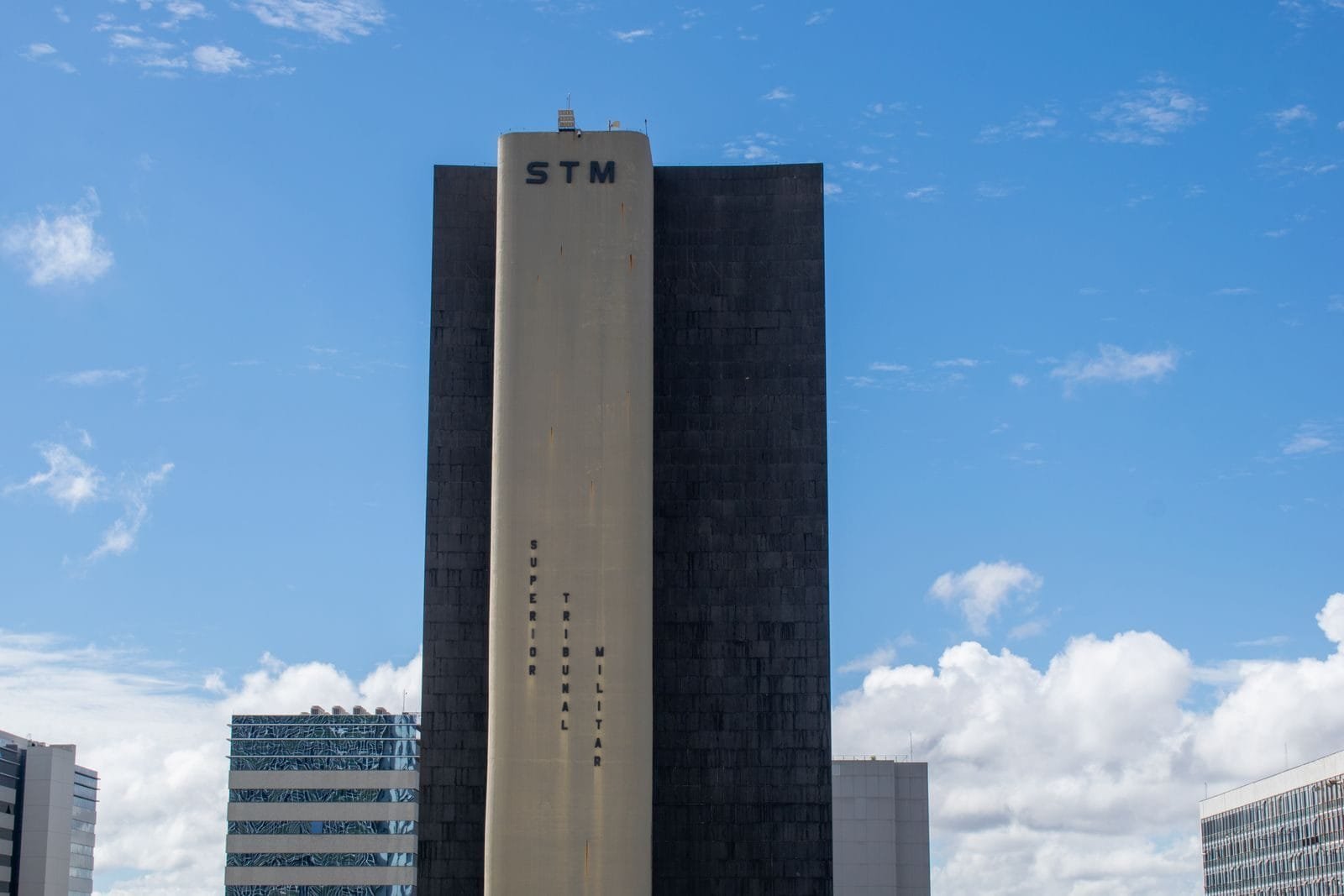 View of the Superior Tribunal Militar building in Brasilia, showcasing modern architecture under a clear blue sky.