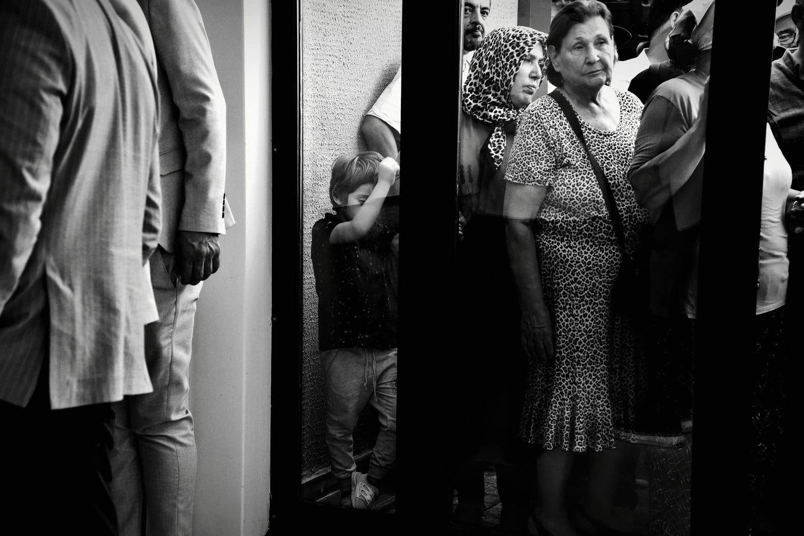 Lei cria Programa de Gerenciamento de Benefícios no INSS para acelerar revisões e reduzir filas 1 Black and white photo of people in a crowded street in İstanbul, Türkiye.