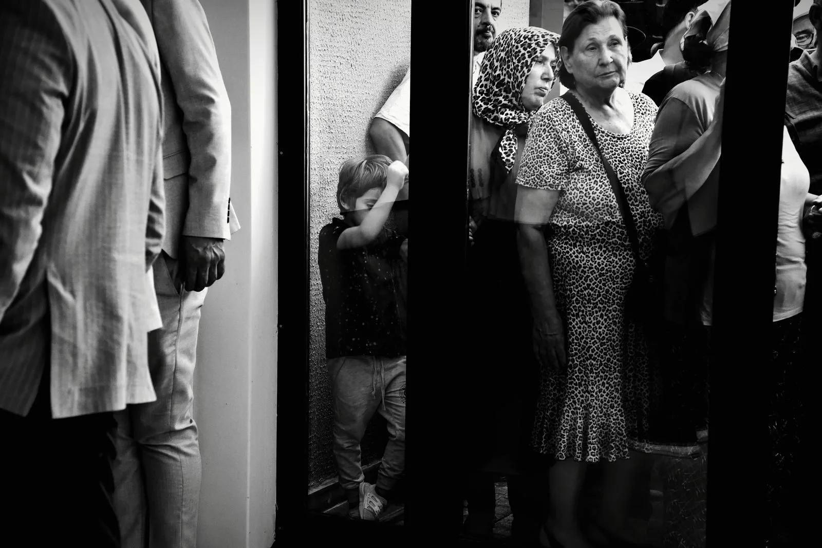 Lei cria Programa de Gerenciamento de Benefícios no INSS para acelerar revisões e reduzir filas 1 Black and white photo of people in a crowded street in İstanbul, Türkiye.