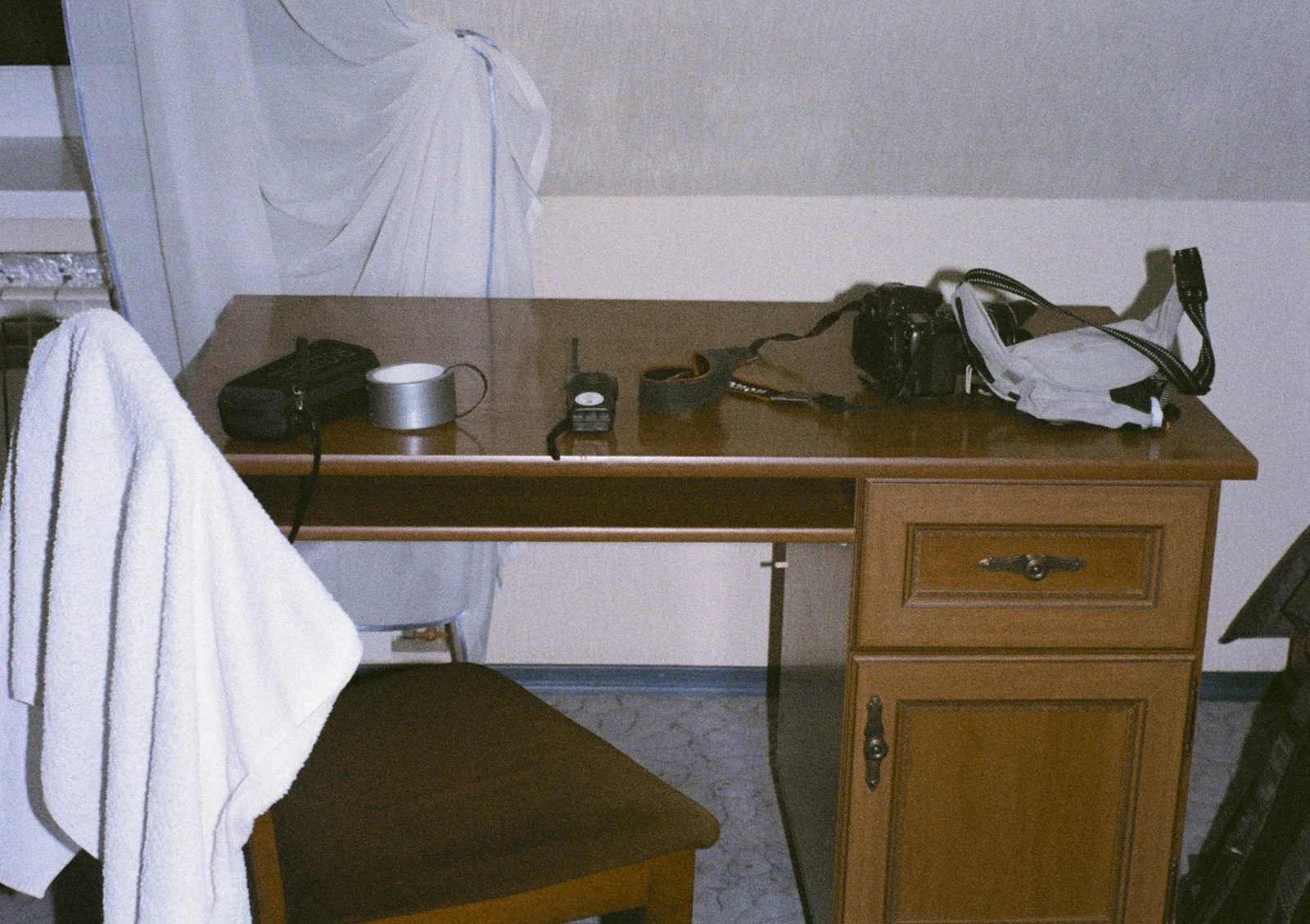 Leiloeiro tem direito a comissão após remição, diz STJ 1 Wooden desk with items scattered on top.