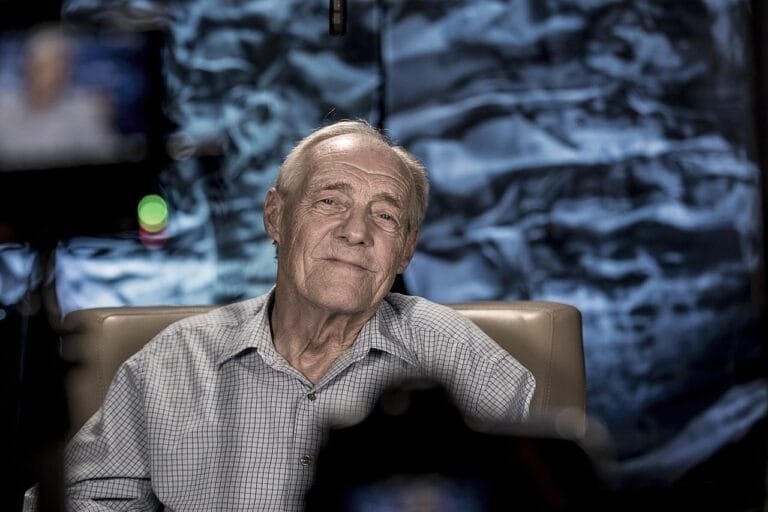 Mais de 3,7 milhões de aposentados já receberam R$ 2,54 bilhões em ressarcimento por descontos não autorizados do INSS 5 elderly, man, old, person, portrait, sitting, blue elderly, elderly, elderly, elderly, eld