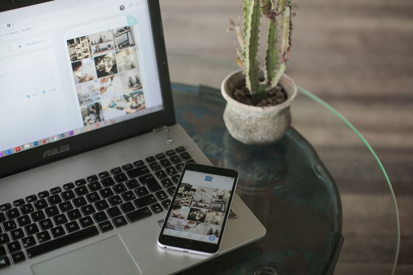 Marco Civil da Internet: até onde vai a responsabilidade das redes pelo que terceiros publicam 1 A laptop and smartphone displaying social media apps next to a cactus on a glass table.